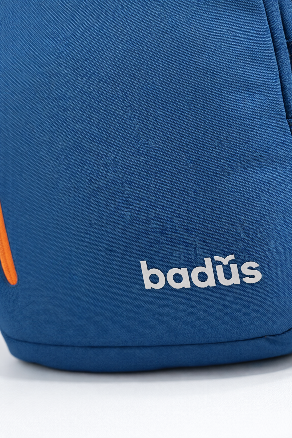 MOCHILA BADUS / PORTA LAPTOP / MODELO BONDI / DE 33 L / COLOR GRIS AZUL NARANJA