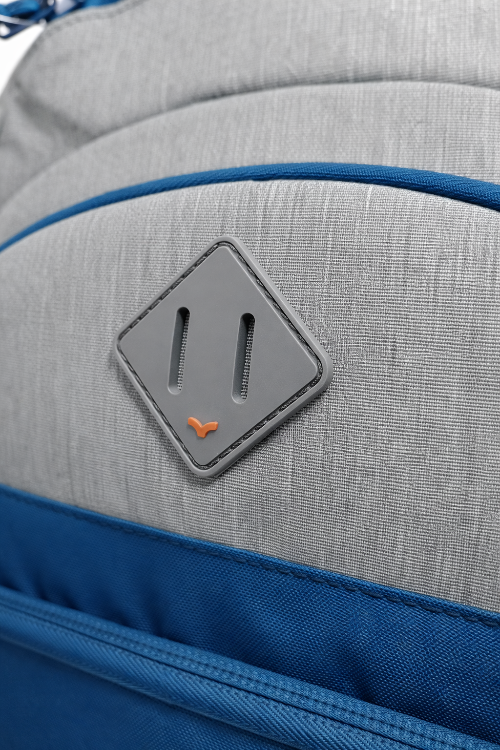 MOCHILA BADUS / PORTA LAPTOP / MODELO BONDI / DE 33 L / COLOR GRIS AZUL NARANJA