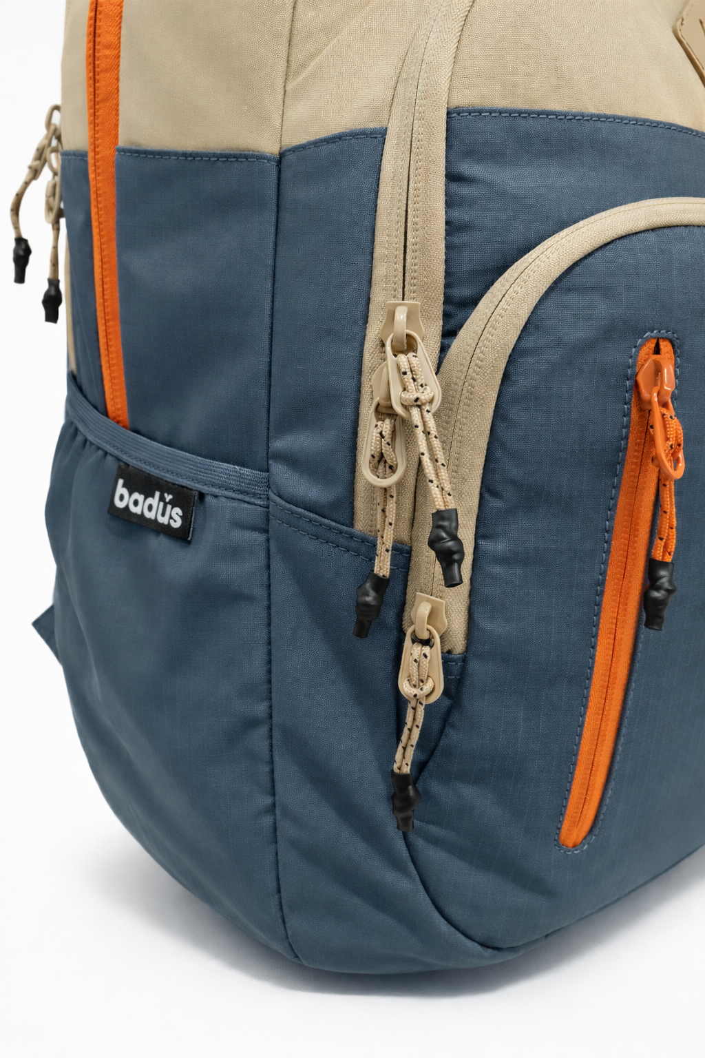 MOCHILA BADUS / PORTA LAPTOP / MODELO BONDI / DE 33 L / COLOR CAMEL CHARCOAL NARANJA