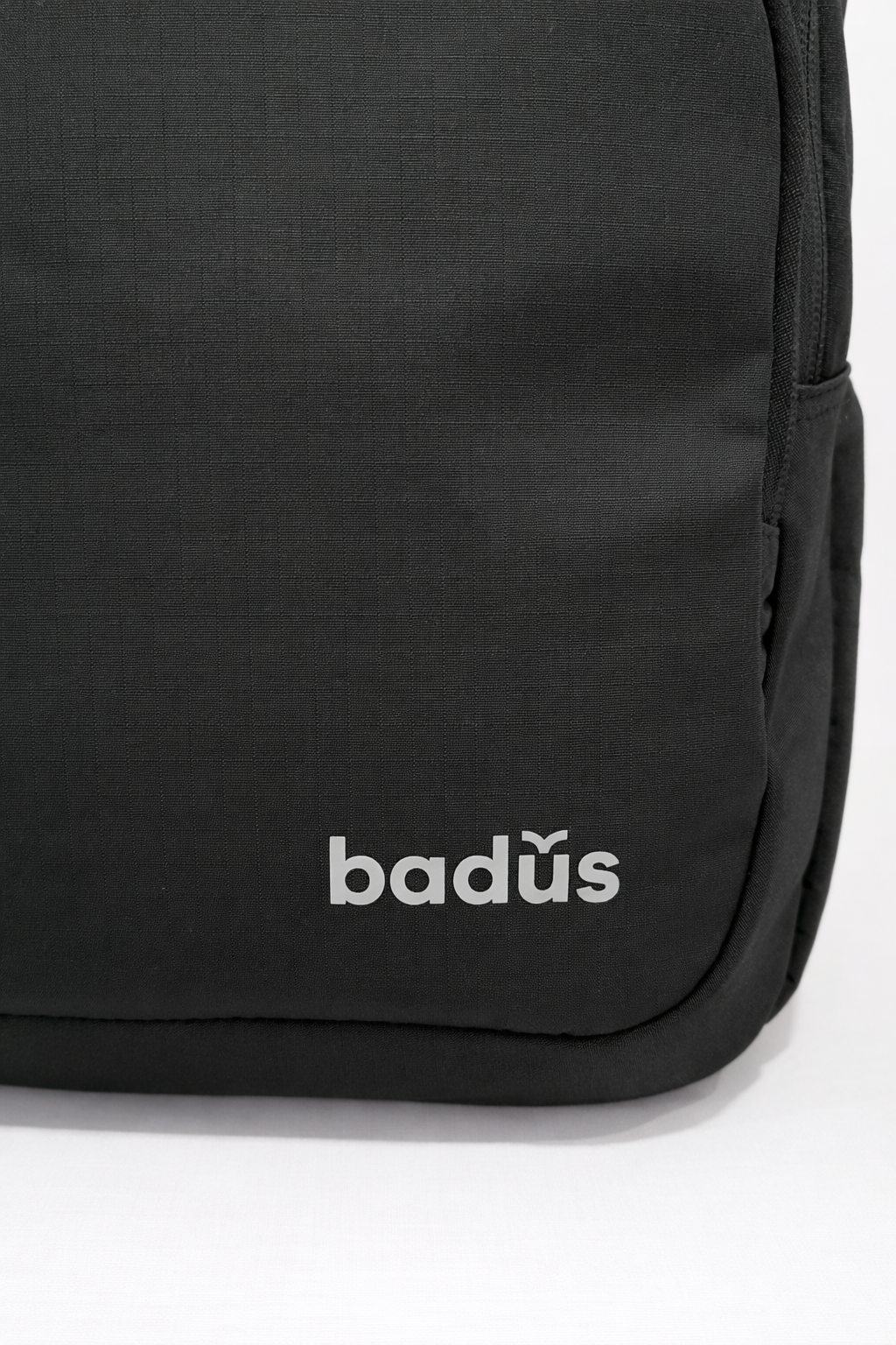 MOCHILA BADUS / PORTA LAPTOP / MODELO BONDI / DE 33 L / COLOR GRIS NEGRO