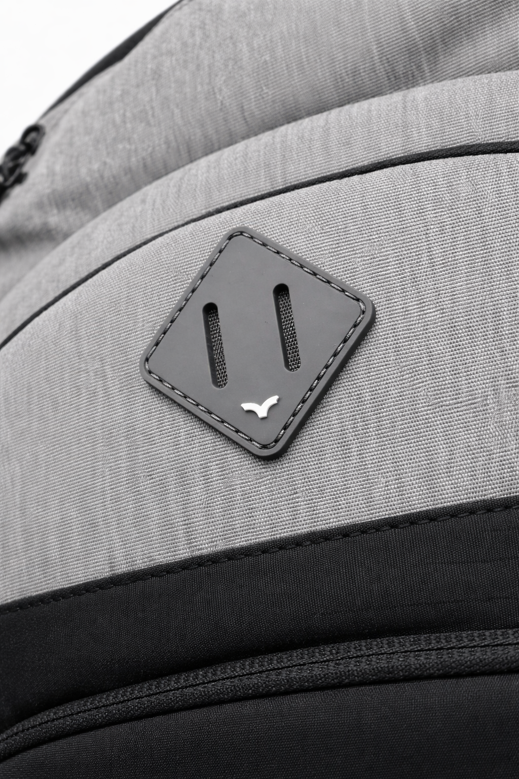 MOCHILA BADUS / PORTA LAPTOP / MODELO BONDI / DE 33 L / COLOR GRIS NEGRO