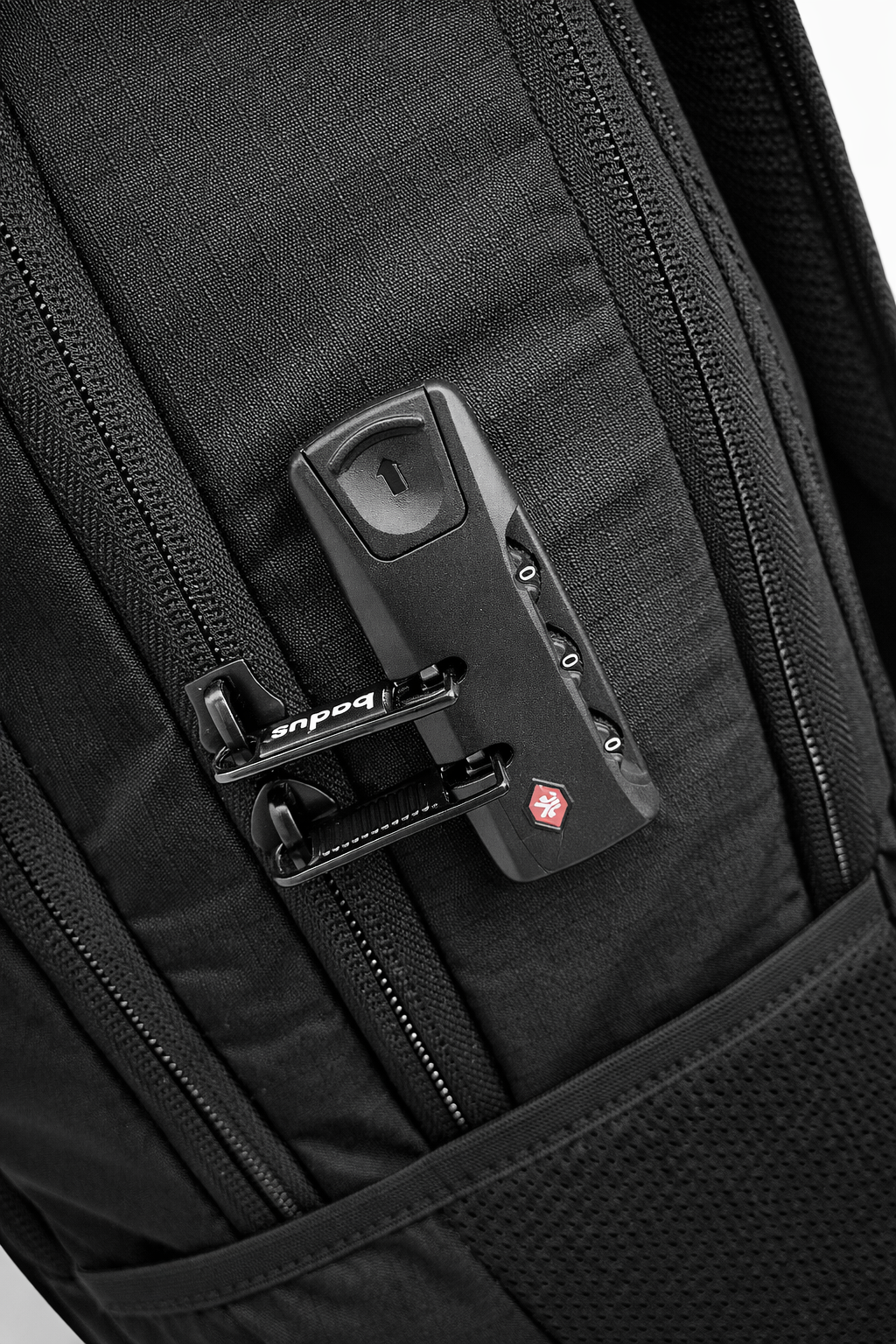 MOCHILA BADUS / PORTA LAPTOP / MODELO MALIBU / DE 33 L / COLOR NEGRO