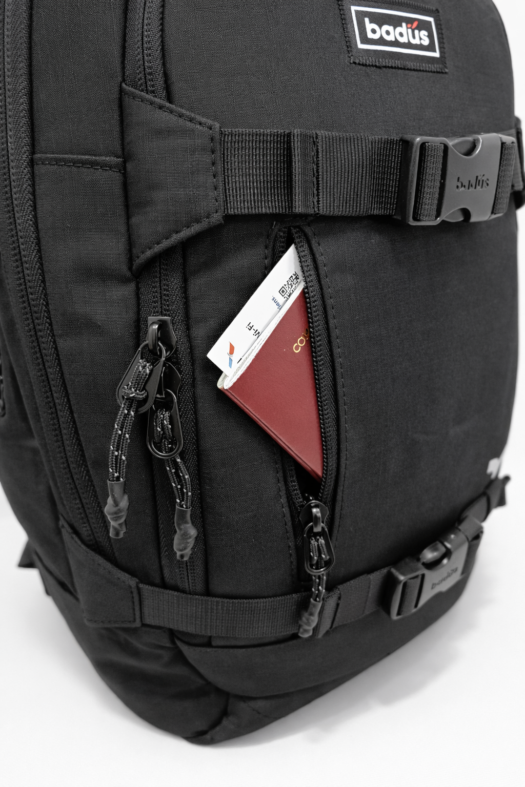 MOCHILA BADUS / PORTA LAPTOP / MODELO TRESTLES / DE 33 L / COLOR GRIS NEGRO