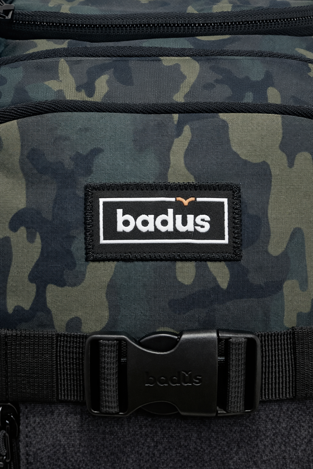 MOCHILA BADUS / PORTA LAPTOP / MODELO TRESTLES / DE 33 L / COLOR CAMO GREEN CHARCOAL
