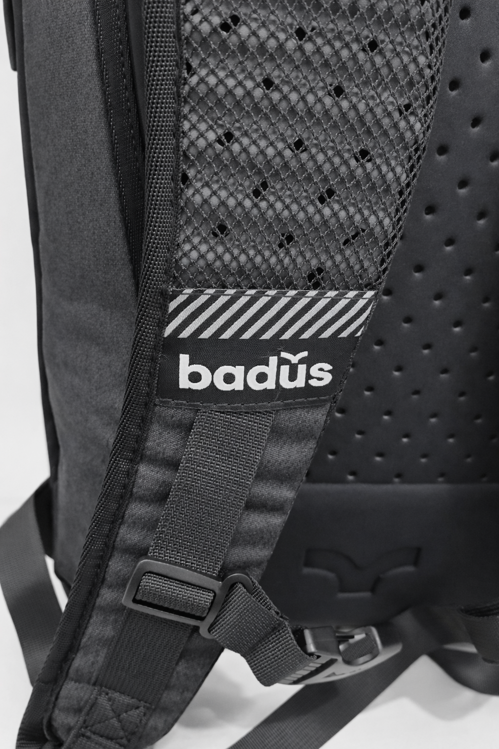 MOCHILA BADUS / PORTA LAPTOP / MODELO TRESTLES / DE 33 L / COLOR GRIS PLOMO