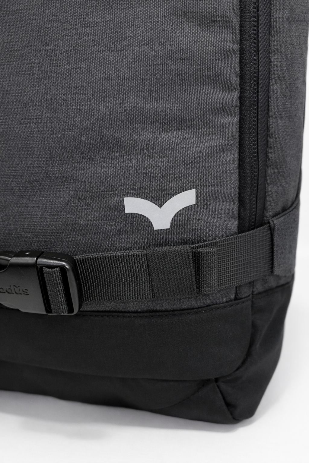 MOCHILA BADUS / PORTA LAPTOP / MODELO TRESTLES / DE 33 L / COLOR GRIS PLOMO