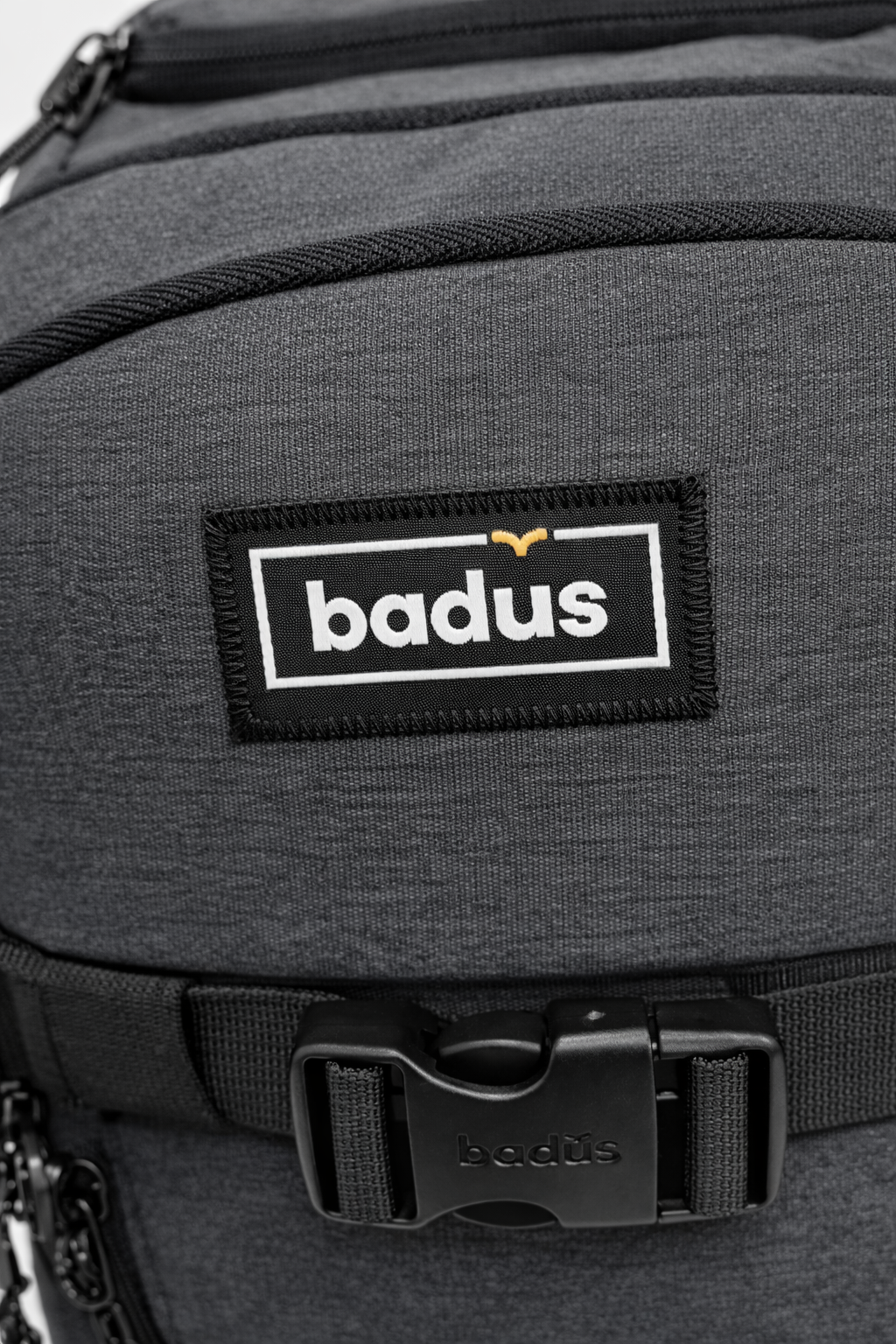 MOCHILA BADUS / PORTA LAPTOP / MODELO TRESTLES / DE 33 L / COLOR GRIS PLOMO
