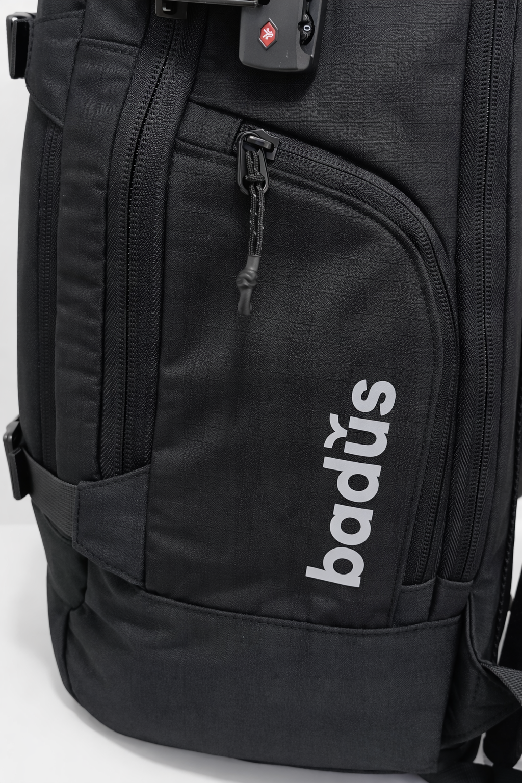 MOCHILA BADUS / PORTA LAPTOP / MODELO TRESTLES / DE 33 L / COLOR NEGRO