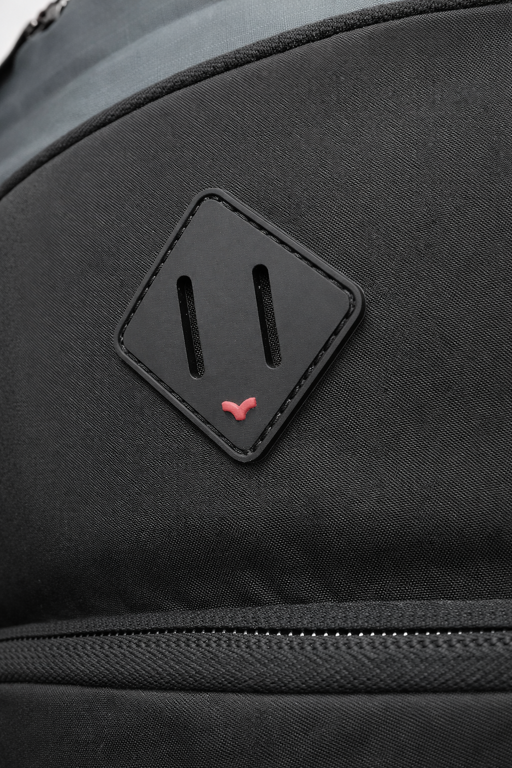 MOCHILA BADUS / PORTA LAPTOP / MODELO VENICE / DE 33 L / COLOR GRIS NEGRO