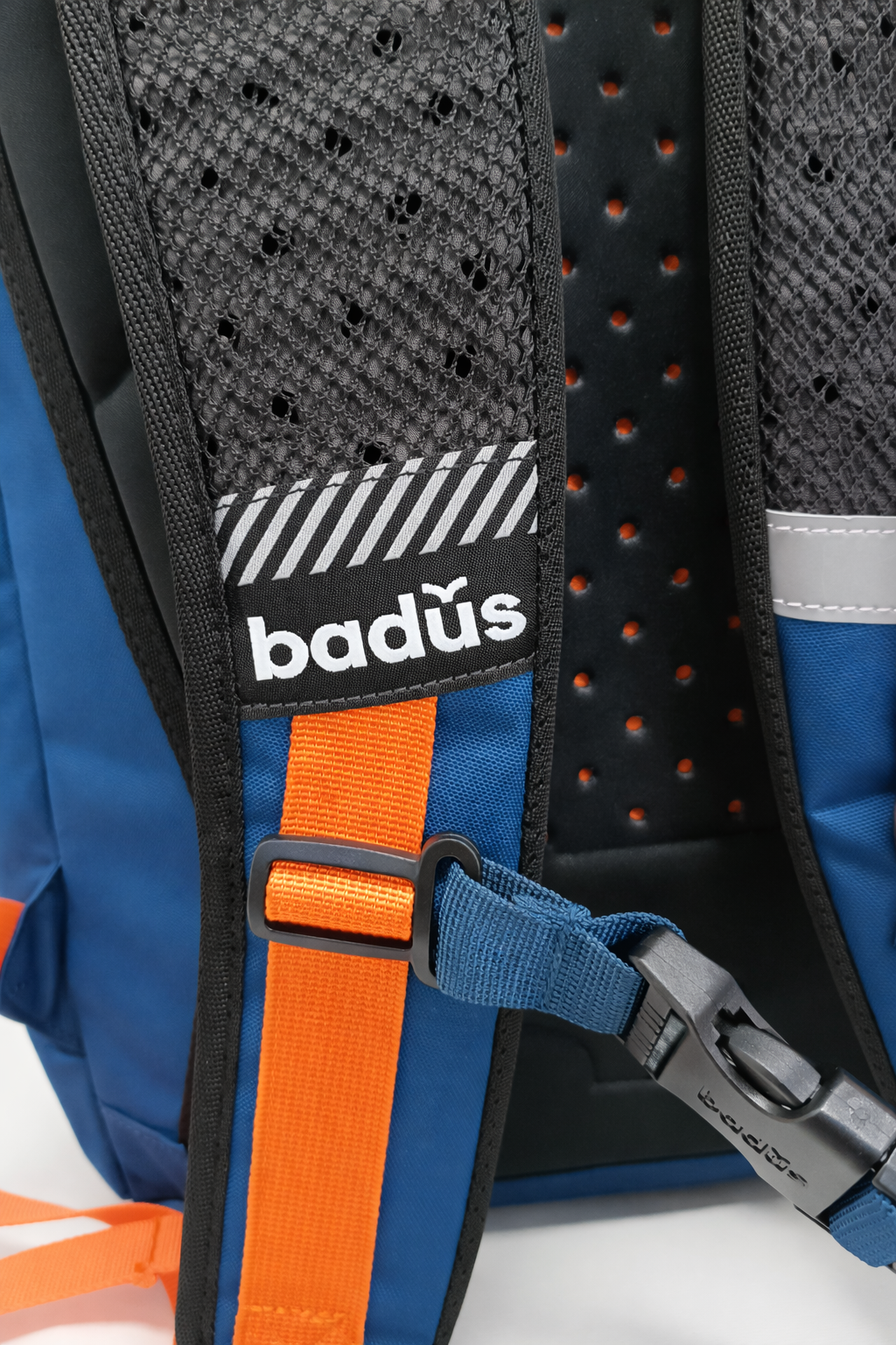 MOCHILA BADUS / PORTA LAPTOP / MODELO BONDI / DE 33 L / COLOR GRIS AZUL NARANJA
