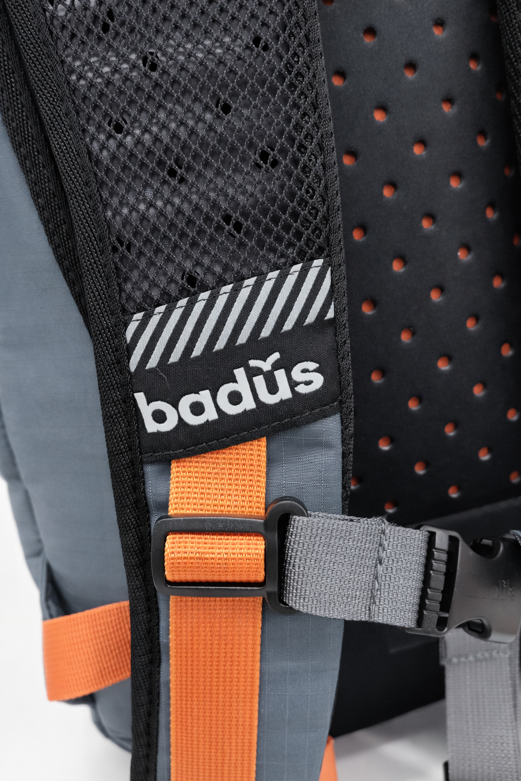 MOCHILA BADUS / PORTA LAPTOP / MODELO BONDI / DE 33 L / COLOR CAMEL CHARCOAL NARANJA