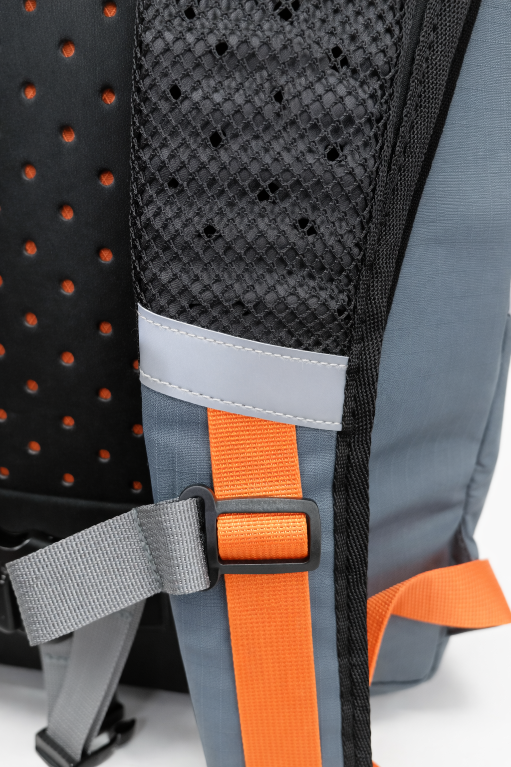 MOCHILA BADUS / PORTA LAPTOP / MODELO BONDI / DE 33 L / COLOR CAMEL CHARCOAL NARANJA