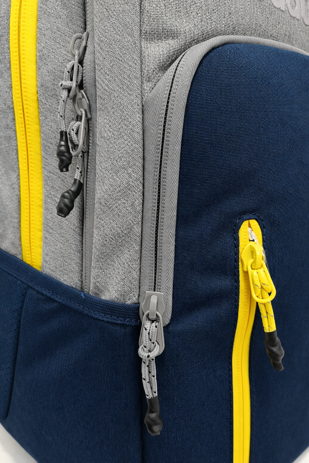 MOCHILA BADUS / PORTA LAPTOP / MODELO MALIBU / DE 33 L / COLOR GRIS AZUL AMARILLO
