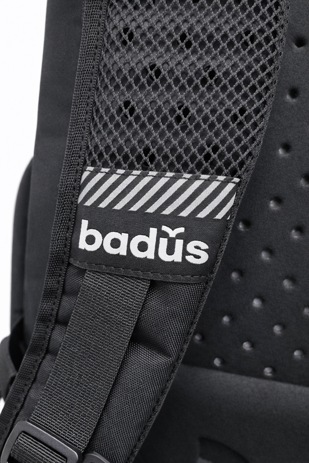 MOCHILA BADUS / PORTA LAPTOP / MODELO MALIBU / DE 33 L / COLOR NEGRO ROJO
