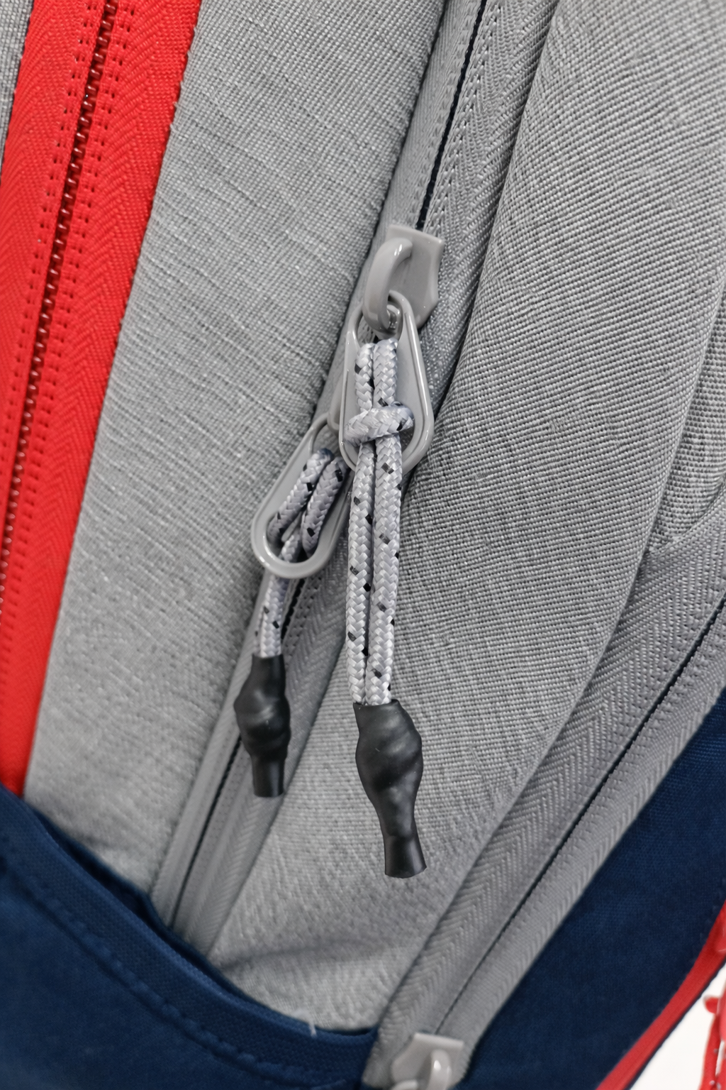 MOCHILA BADUS / PORTA LAPTOP / MODELO MALIBU / DE 33 L / COLOR GRIS AZUL ROJO