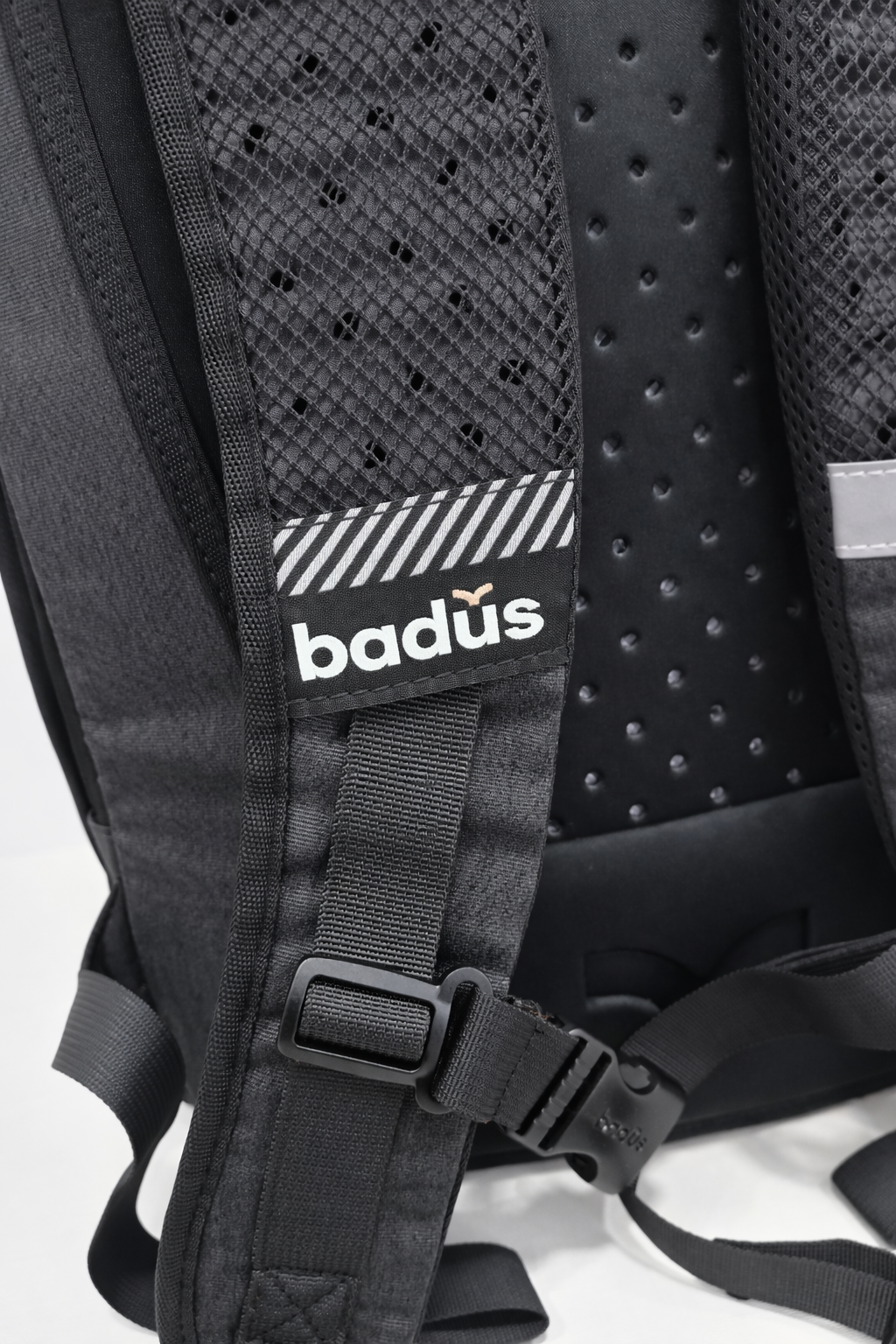 MOCHILA BADUS / PORTA LAPTOP / MODELO TRESTLES / DE 33 L / COLOR CAMO GREEN CHARCOAL