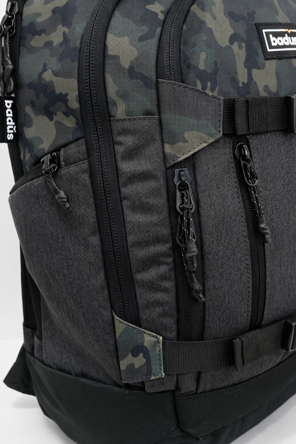 MOCHILA BADUS / PORTA LAPTOP / MODELO TRESTLES / DE 33 L / COLOR CAMO GREEN CHARCOAL