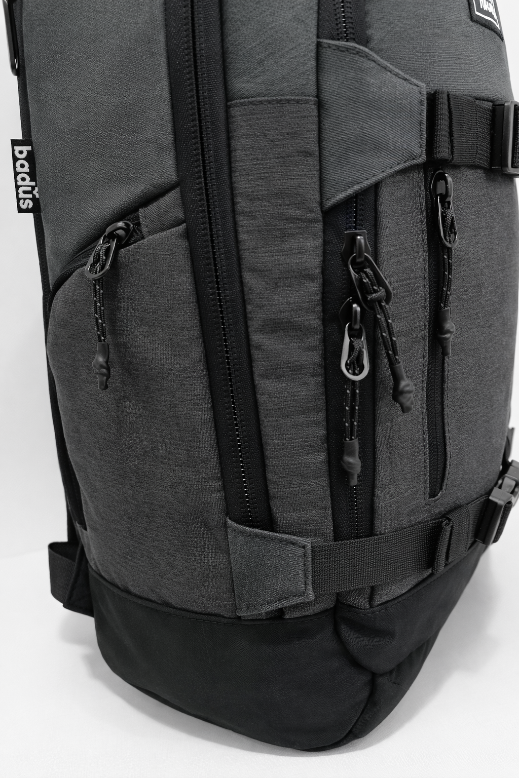 MOCHILA BADUS / PORTA LAPTOP / MODELO TRESTLES / DE 33 L / COLOR GRIS PLOMO