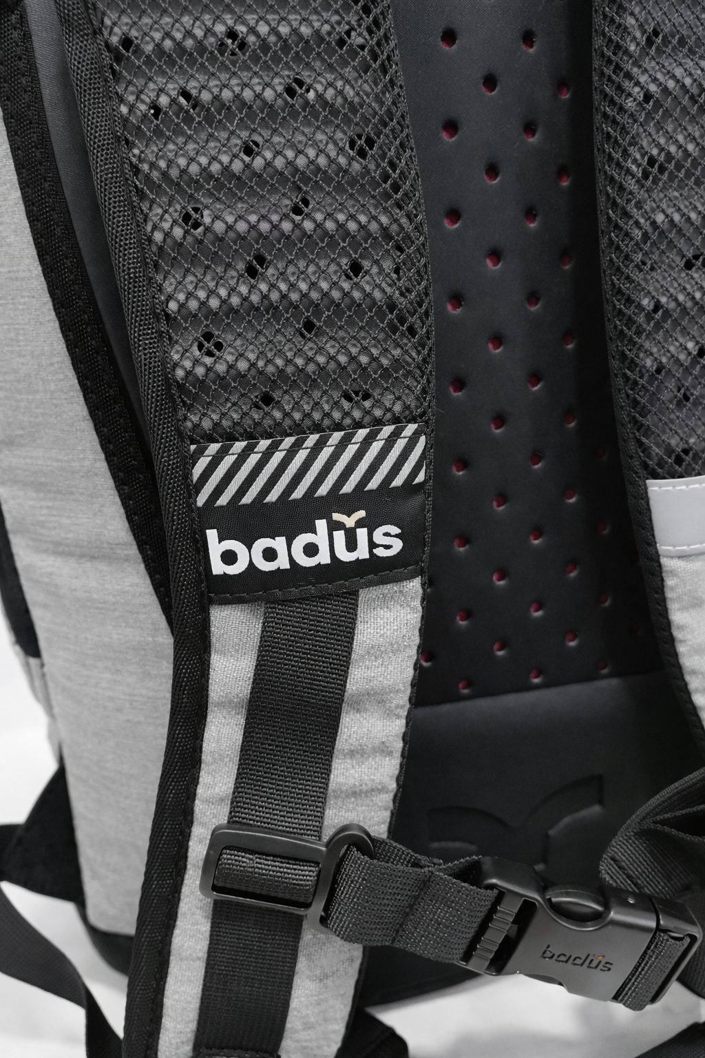 MOCHILA BADUS / PORTA LAPTOP / MODELO TRESTLES / DE 33 L / COLOR GRIS NEGRO