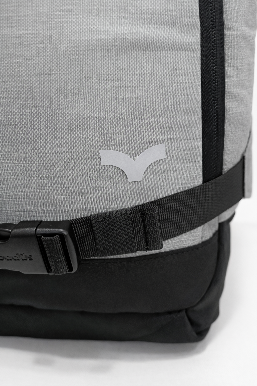 MOCHILA BADUS / PORTA LAPTOP / MODELO TRESTLES / DE 33 L / COLOR GRIS NEGRO