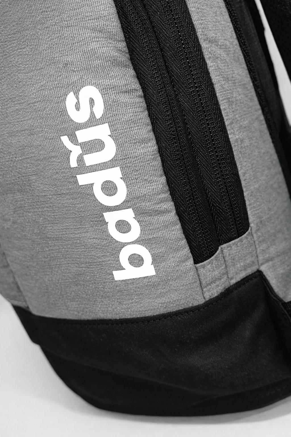 MOCHILA BADUS / PORTA LAPTOP / MODELO TRESTLES / DE 33 L / COLOR GRIS NEGRO
