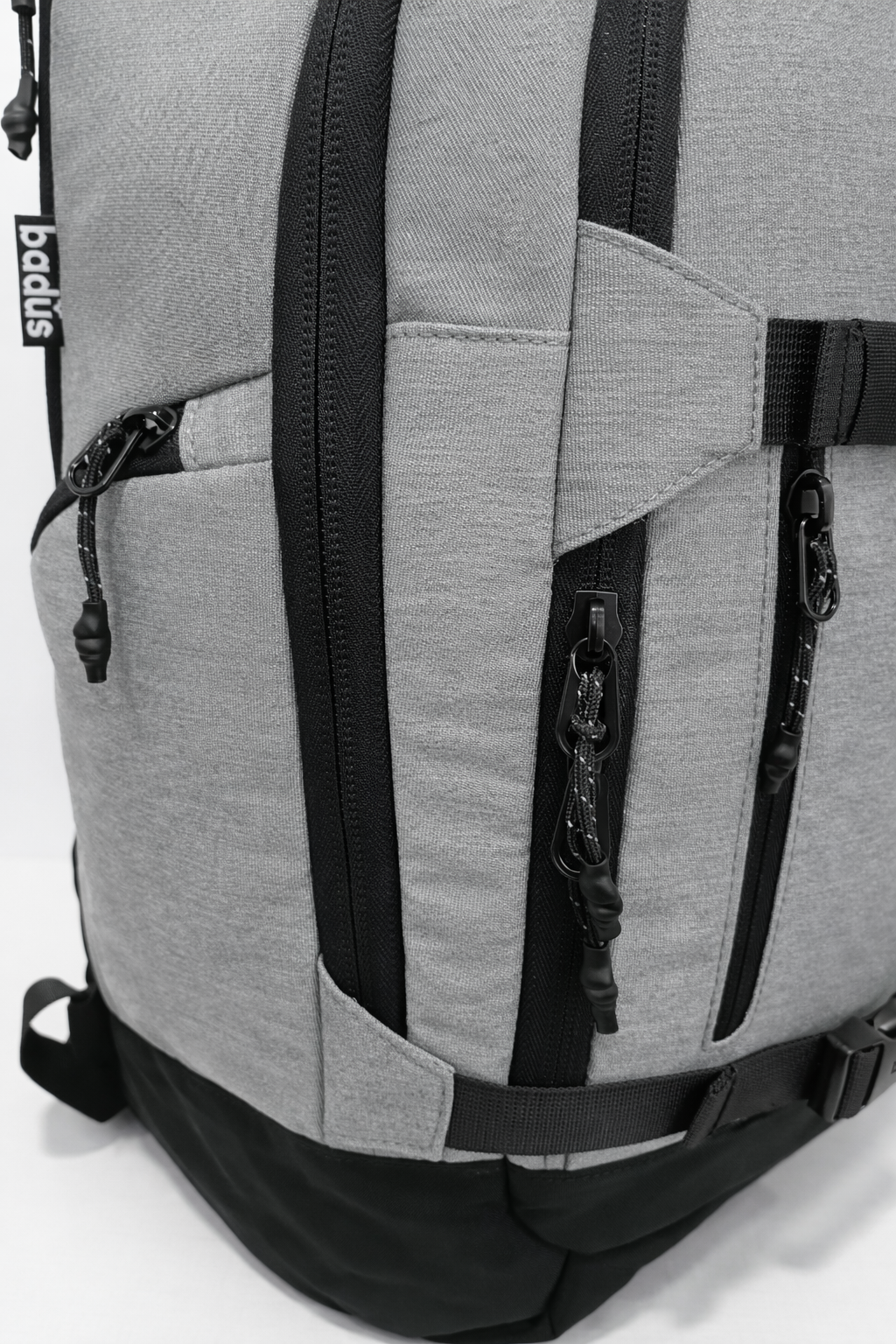 MOCHILA BADUS / PORTA LAPTOP / MODELO TRESTLES / DE 33 L / COLOR GRIS NEGRO