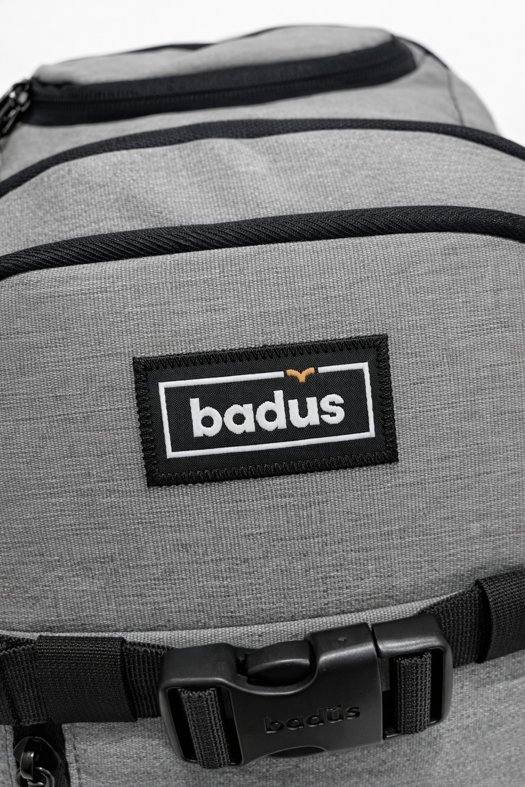 MOCHILA BADUS / PORTA LAPTOP / MODELO TRESTLES / DE 33 L / COLOR GRIS NEGRO
