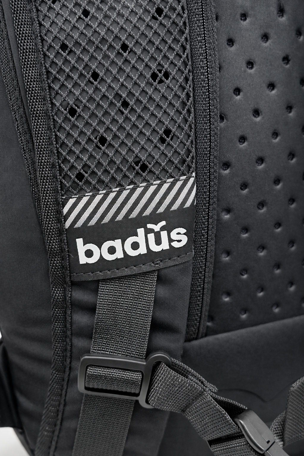 MOCHILA BADUS / PORTA LAPTOP / MODELO TRESTLES / DE 33 L / COLOR NEGRO