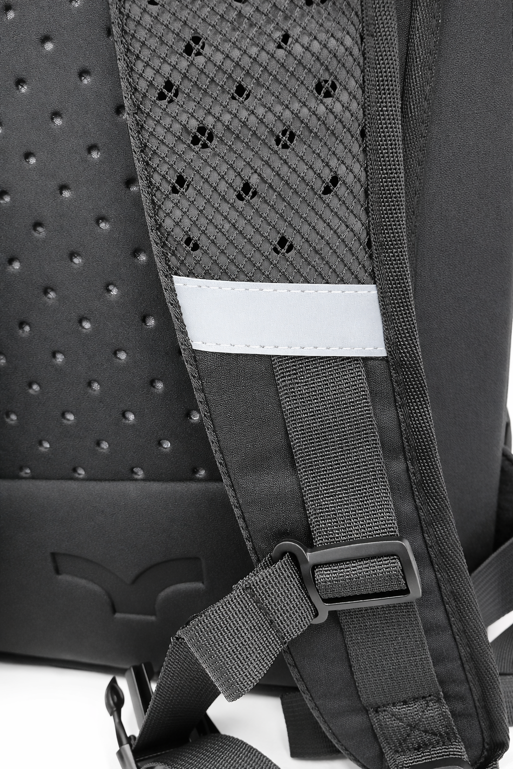 MOCHILA BADUS / PORTA LAPTOP / MODELO TRESTLES / DE 33 L / COLOR NEGRO