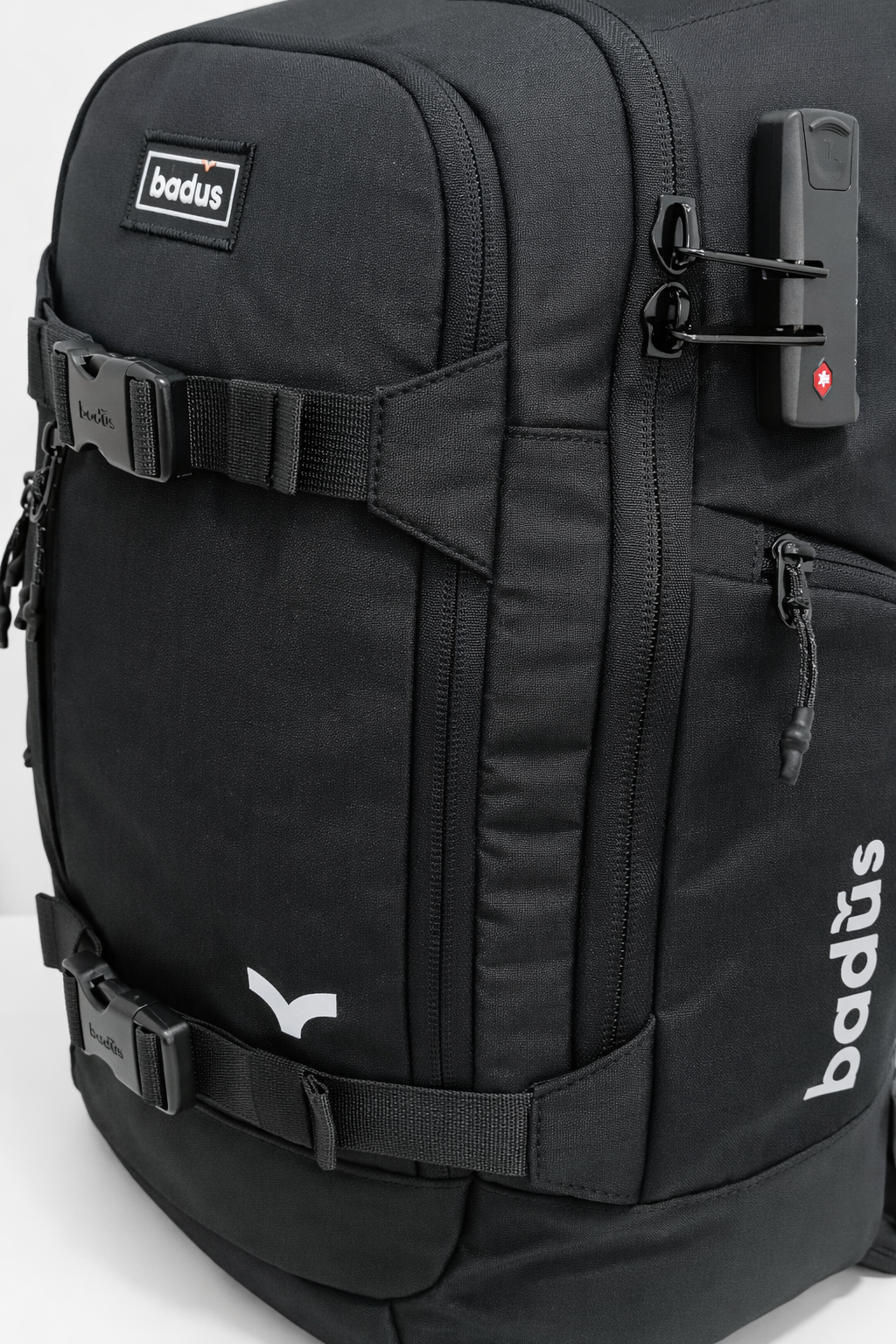 MOCHILA BADUS / PORTA LAPTOP / MODELO TRESTLES / DE 33 L / COLOR NEGRO
