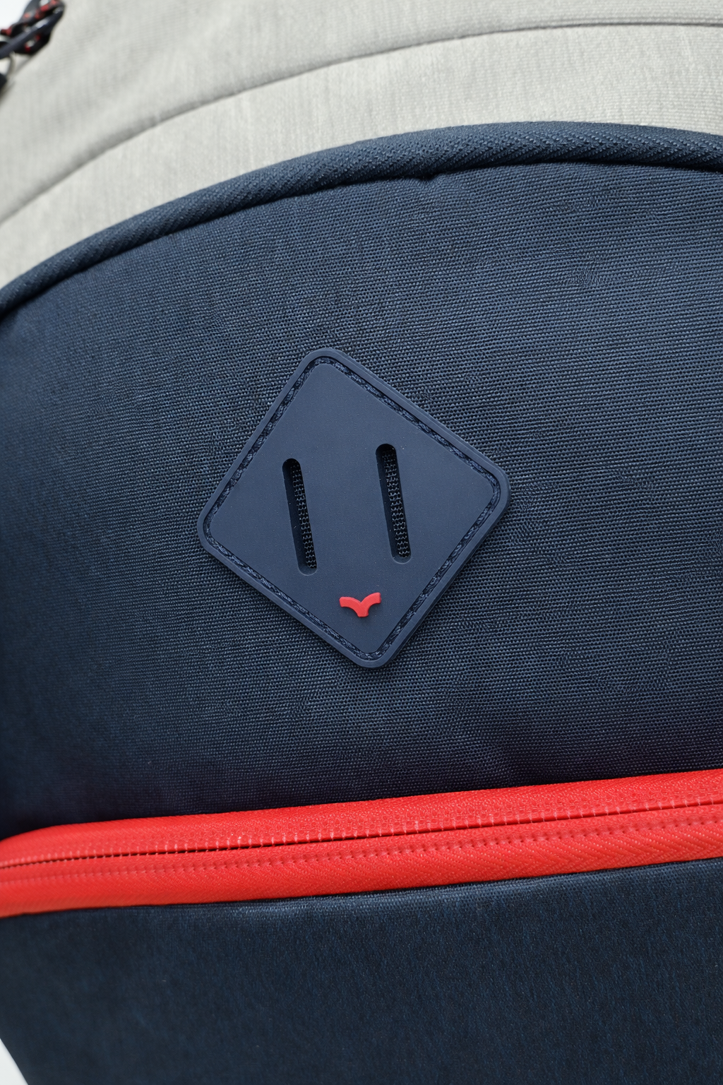 MOCHILA BADUS / PORTA LAPTOP / MODELO VENICE / DE 33 L / COLOR GRIS AZUL ROJO